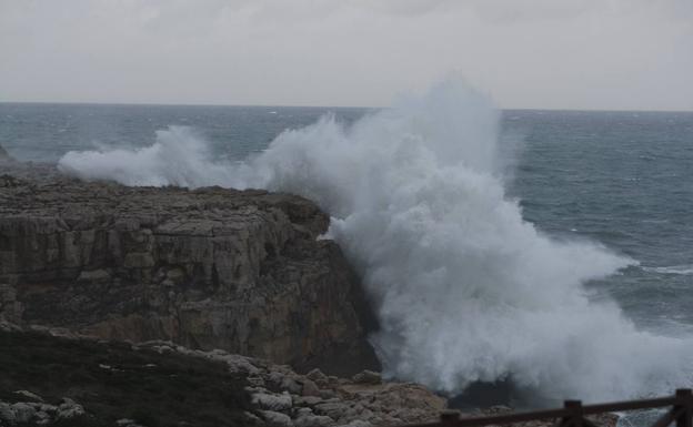 Rachas de viento de 95 km/h y olas de casi 8 metros, esta madrugada en Santander