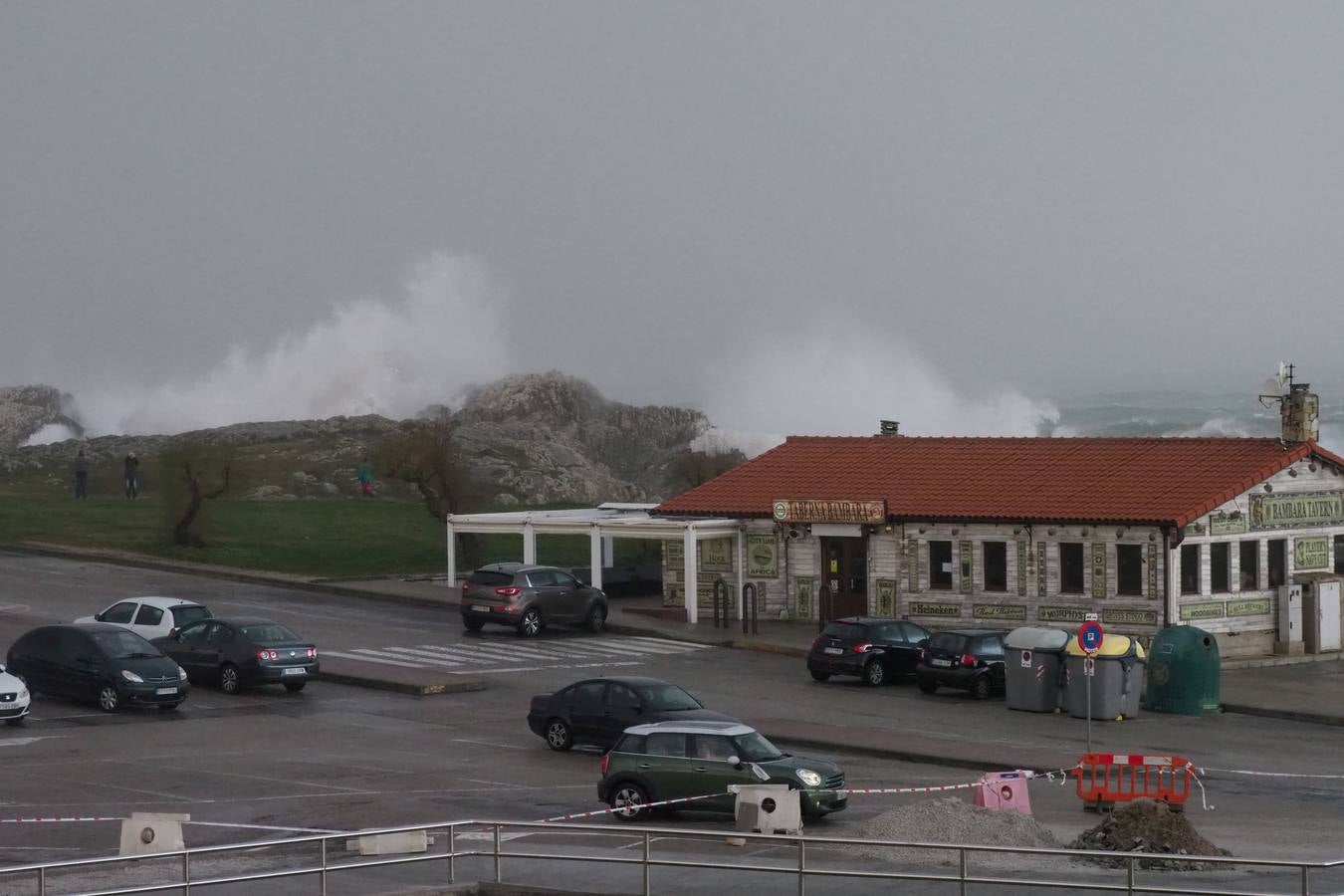 El mar se pone bravo en la costa cántabra