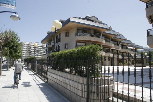 El alcalde y los cuatro ediles del PSOE de Laredo, multados por retrasar el derribo del Edificio Tenis