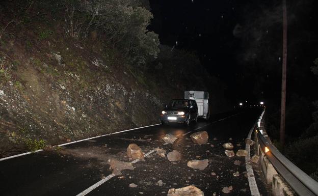 Un desprendimiento de rocas corta un carril de la N-621