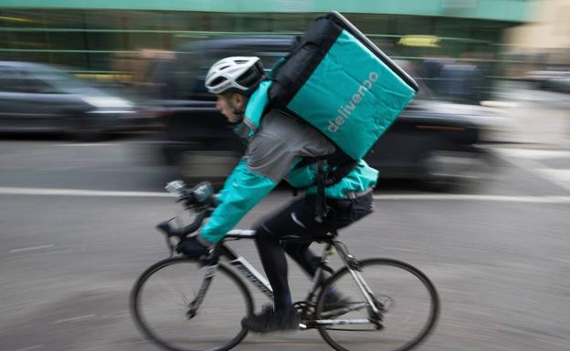 Deliveroo encubre la auténtica relación laboral con sus repartidores