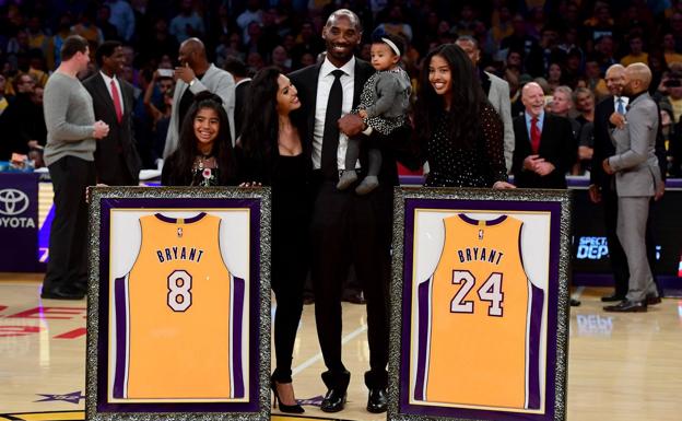 Los números 8 y 24 de Kobe Bryant ya cuelgan para siempre en el Staples Cente