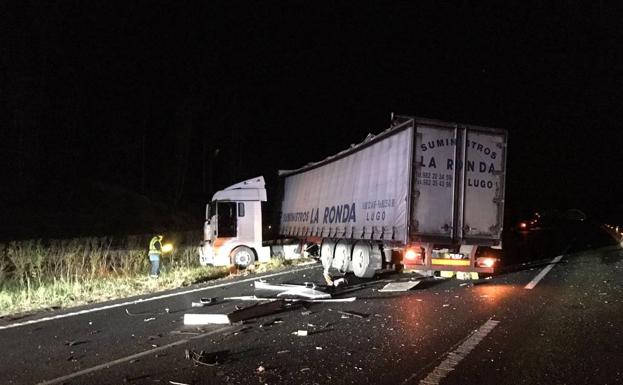 Un accidente entre dos camiones en la A-8, a la altura de Cabezón vuelve a cortar la autovía