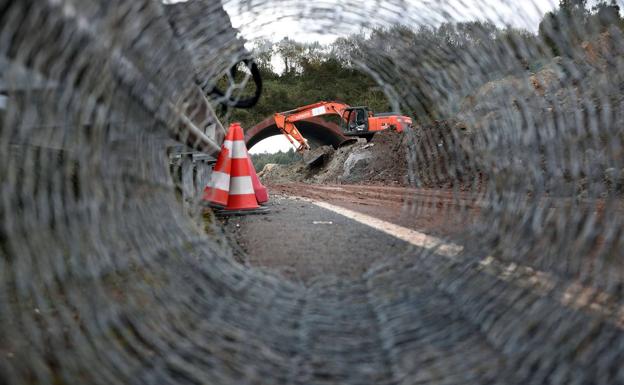 Uno de los dos carriles cortados en la A-8 por el argayo de Caviedes se reabrirán durante las fiestas