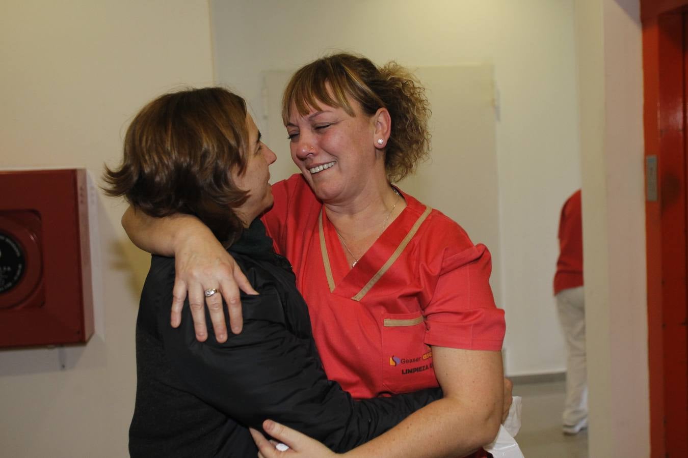 Emoción desbordante entre las limpiadoras de la Facultad de Caminos, agraciadas con el segundo premio