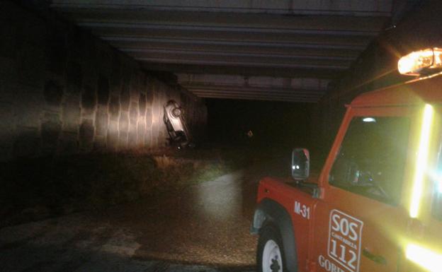 Tres heridos, uno grave, tras salirse su coche de la vía en la A-67, a la altura de Valdeolea