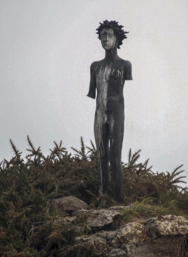 La estatua del Niño Pez será restaurada y reubicada en la playa de El Camello