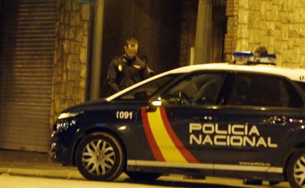 Pega a su pareja, a la hija embarazada de esta y a los dos policías que acudieron para detenerlo en Valencia