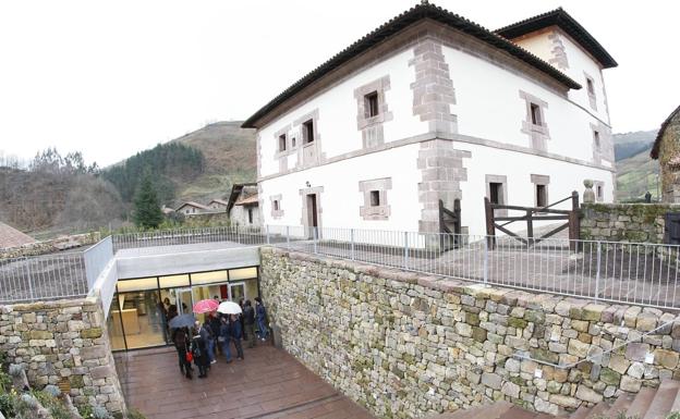 Revilla inaugura la rehabilitación de la Casona de Carmona que se reabrirá «en los próximos meses»