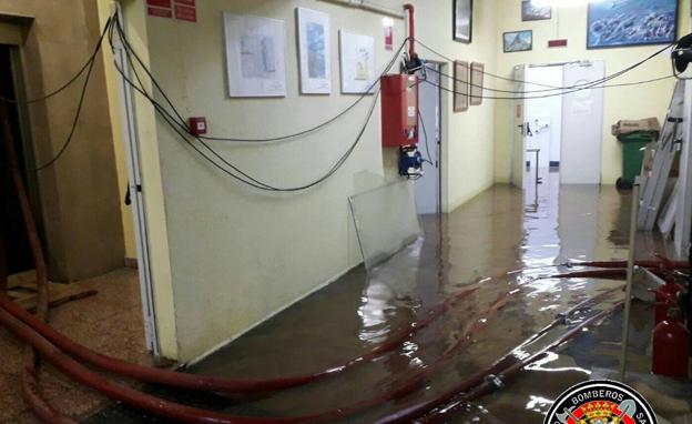 Una fuga de agua causa una inundación en el Edificio de Ministerios en Santander