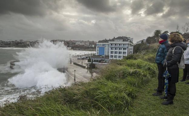 Cantabria comienza el año en alerta naranja por oleaje