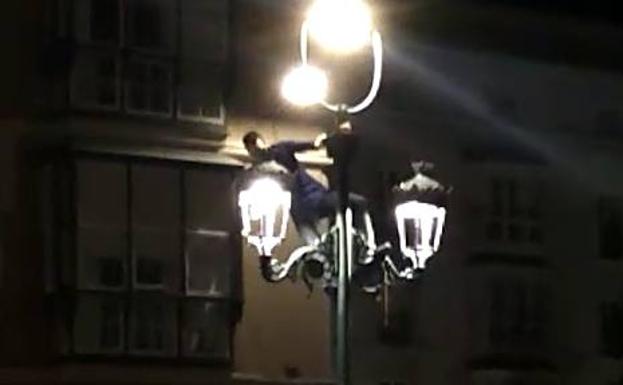 La Policía busca al hombre que rompió en Año Nuevo la farola de Cañadío colgándose de ella