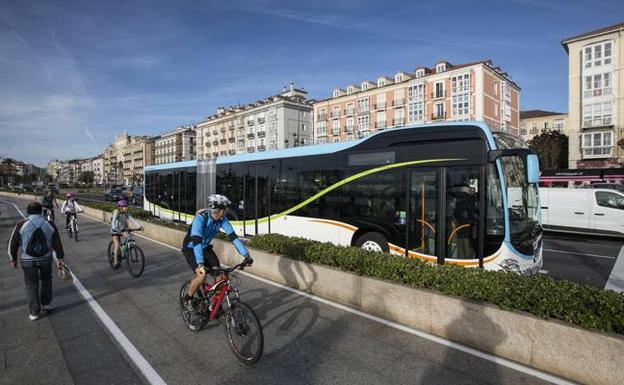 Los cinco autobuses articulados del MetroTUS recorren ya en pruebas las calles de la ciudad