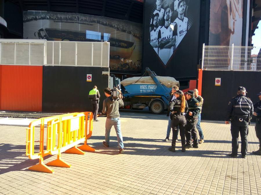 Una joven salva la vida de su bebé al desplomarse una puerta de Mestalla