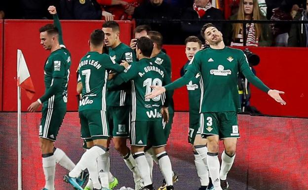 El Betis da el golpe en el Pizjuán