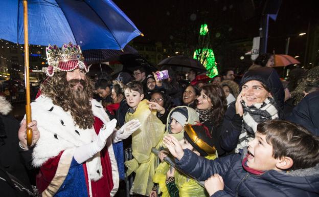 Los Reyes Magos llegan bajo la lluvia