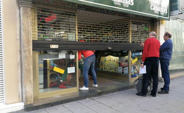 Roban en el Bazar Canarias de Calvo Sotelo por el método del 'alcantarillazo'