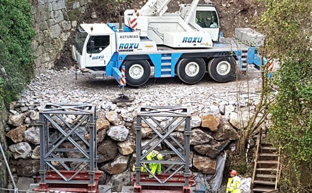 Una grúa coloca ya los nuevos pilares del puente de Lebeña, en el Desfiladero