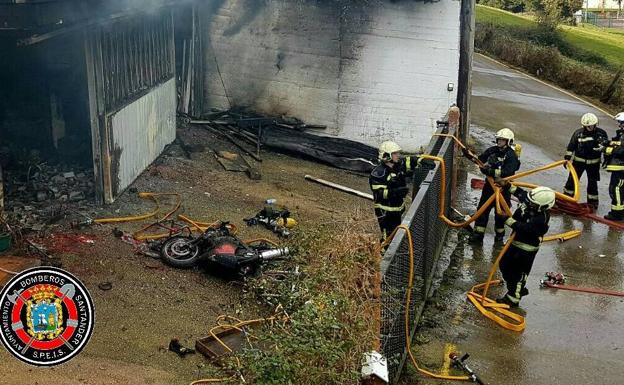 Herido leve tras incendiarse el garaje de su vivienda en Boo de Piélagos