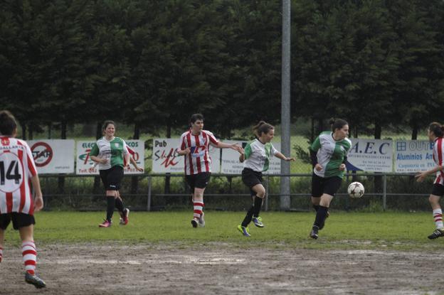 Ampuero reclama la instalación de césped artificial en el campo de fútbol
