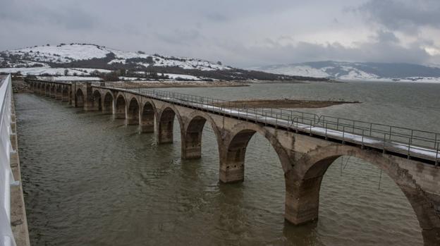 El pantano del Ebro, mejor que hace un año, pero lejos de recuperarse