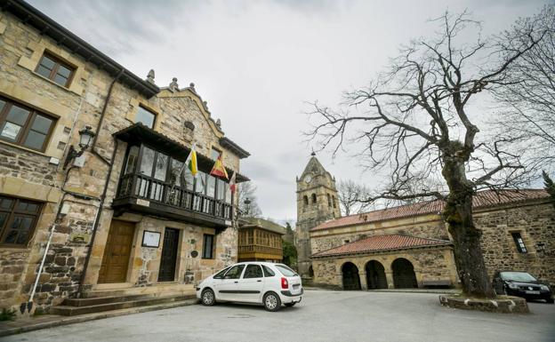 Una filtración de agua en la carretera impide a los vehículos pesados acceder a San Pedro del Romeral