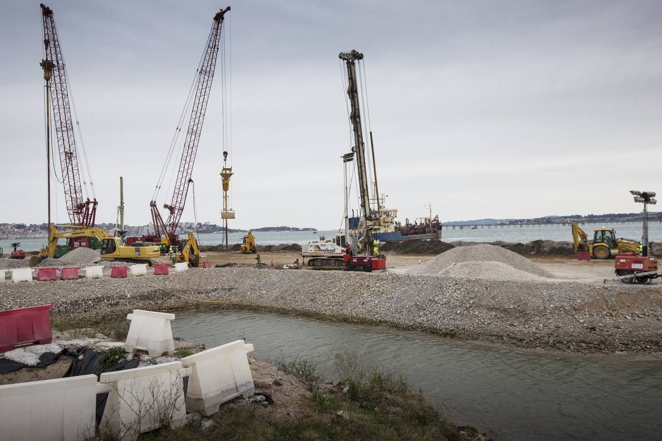 Las obras continúan en el muelle 9 de Raos