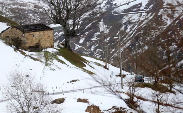 La nieve complica el tráfico en la A-67, entre Reinosa y Mataporquera