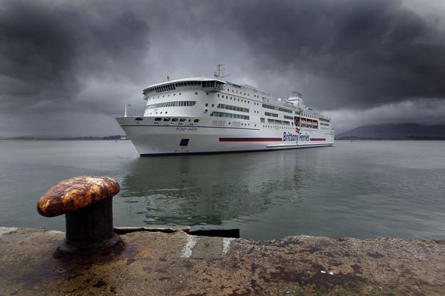 El Puerto de Santander negocia con el de Cork la puesta en marcha de una nueva ruta comercial