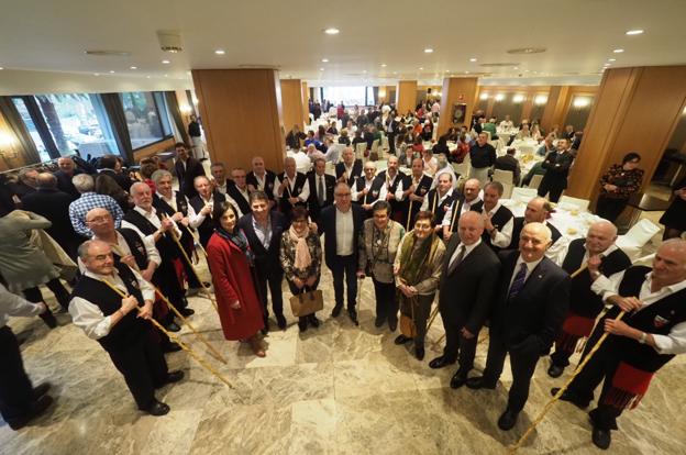 La Peña Campurriana entrega a Mon Fernández la Pantortilla de Oro