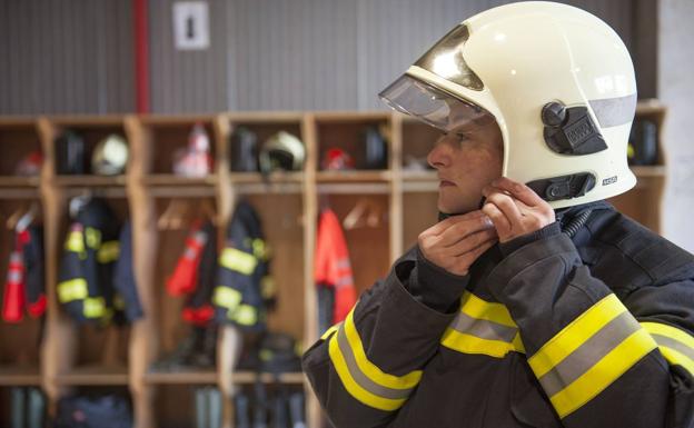 Un centenar de aspirantes a las tres plazas del parque de bomberos de Camargo