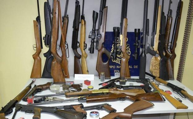 Detenido un hombre denunciado por violencia de género con un arsenal de armas