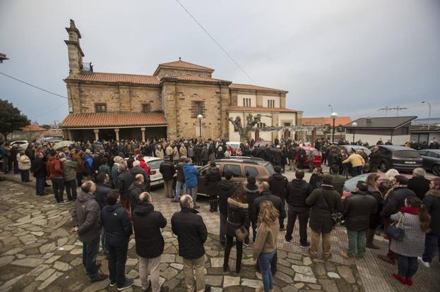 Familiares y amigos despiden en Muriedas a las víctimas del 'kamikaze' de Caviedes