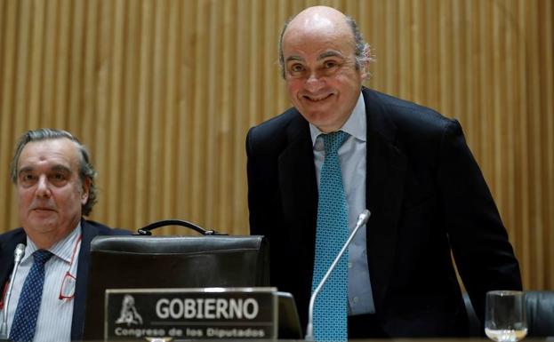 De Guindos apunta que la alternativa al rescate habría sido la salida del euro