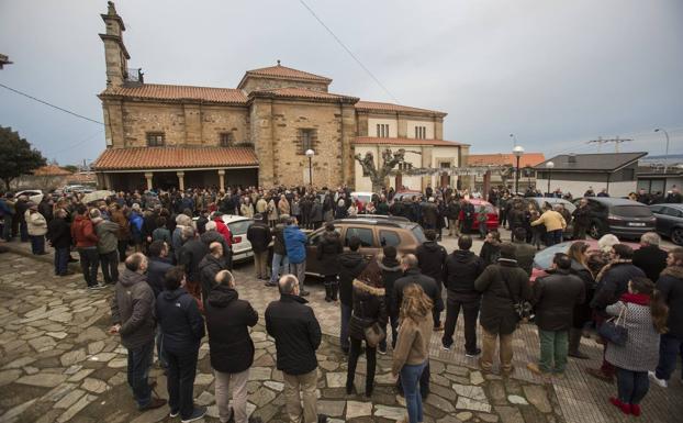 Multitudinaria despedida a los fallecidos en el accidente de Caviedes