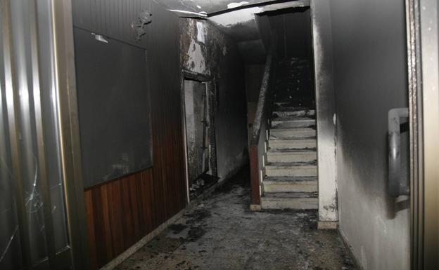 Tres heridos tras un incendio en un bloque de viviendas en la Puebla Vieja de Laredo