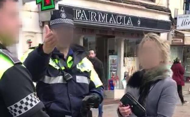 Denuncia a los policías locales que le multaron por llevar a su perro suelto por Santander