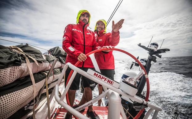 El 'Mapfre' busca viento en el tramo final hacia Hong Kong