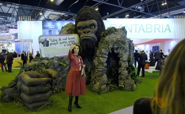 El fiscal general, dos exmimistros y varios presentadores de televisión, en la recepción de Cantabria en Fitur