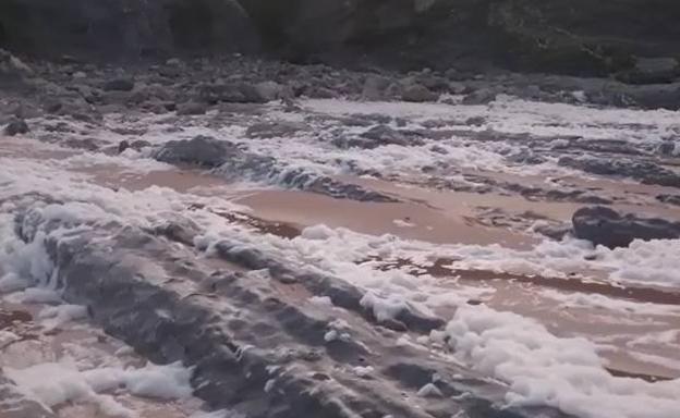 Las olas invaden los paseos marítimos