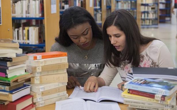 Los cántabros leen más y compran más libros que hace cinco años