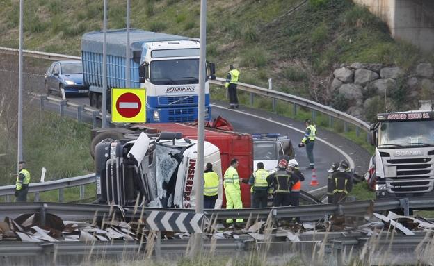 La salida hacia Palencia en la A-67, en Torrelavega, ha estado casi cinco horas cortada por el vuelco de un camión