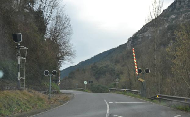 Ramales y Carranza urgen la eliminación de un paso a nivel