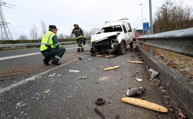 Un herido leve al volcar su furgoneta en la A-8, a la altura de Virgen de la Peña