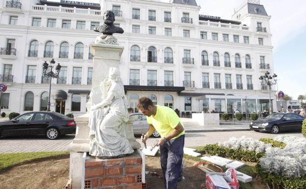 El brazo del monumento a González Linares fue retirado por orden de la restauradora
