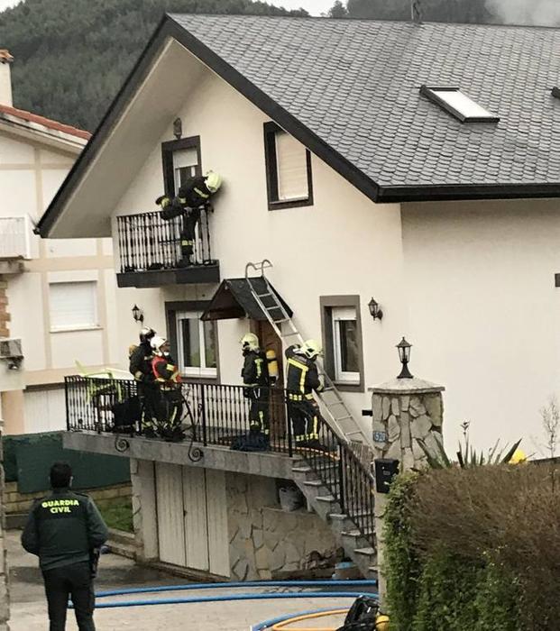 Los bomberos rescatan a una pareja y a sus dos perros, confinados en el balcón al incendiarse su casa en Ontón