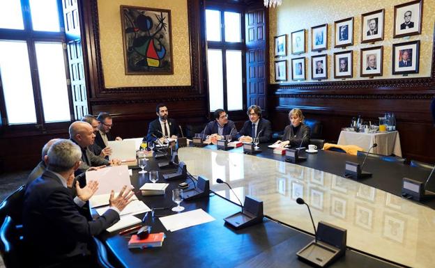 La Mesa de la Cámara catalana esquiva la suspensión preventiva de la investidura