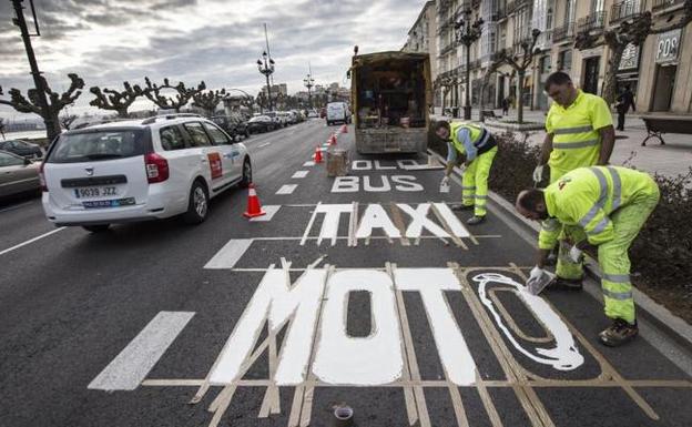 El carril bus incorpora a los taxis y las motos para mejorar la circulación