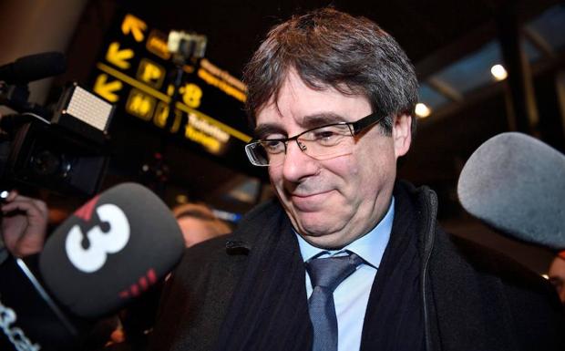 Puigdemont exige la dimisión de Santamaría por intentar «orquestar un fraude de ley»