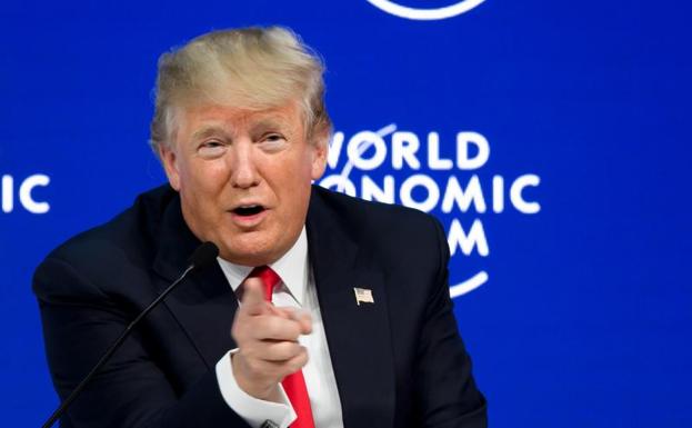 Trump vende EE UU ante la élite de Davos pero no logra esquivar la polémica